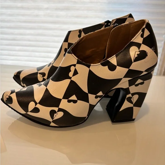 Fluevog Black and White Heart Patterned Women's Shoes size 9 - Picture 2 of 4